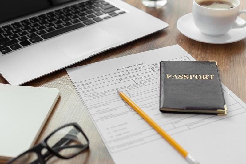 Pasaporte y formulario de visa con requisitos para viajar a Estados Unidos
