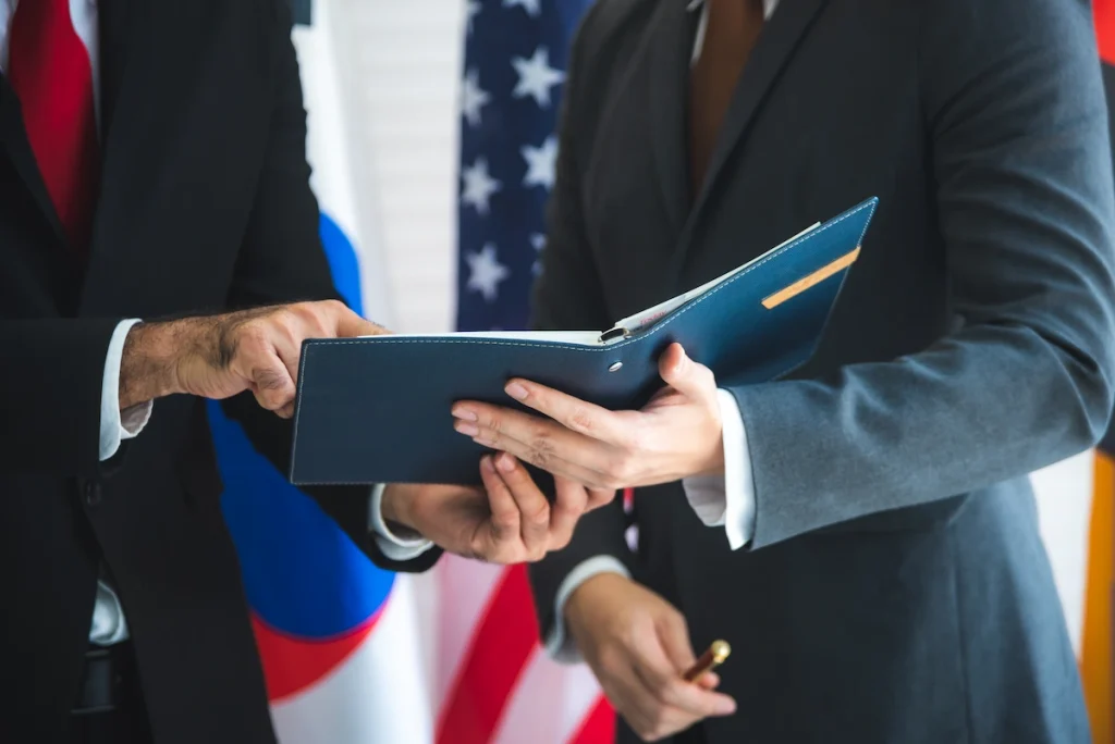 abogados especializados en inmigración debatiendo sobre cuestiones laborales