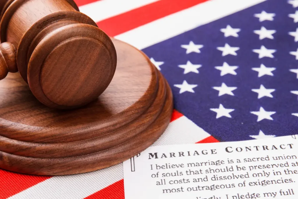contrato de matrimonio con bandera americana y mazo de juez