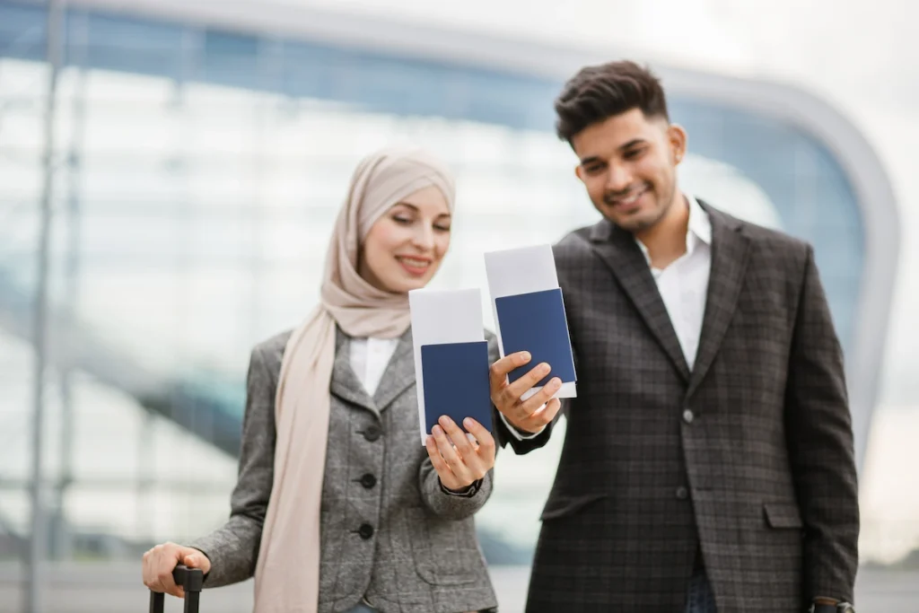 Una pareja joven celebra su estatus de residente permanente tras la lotería de visas de diversidad