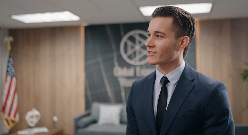Un especialista en selección de personal de Global Express Recruiting, en un entorno de oficina profesional, hablando sobre los visados para médicos y enfermeros.