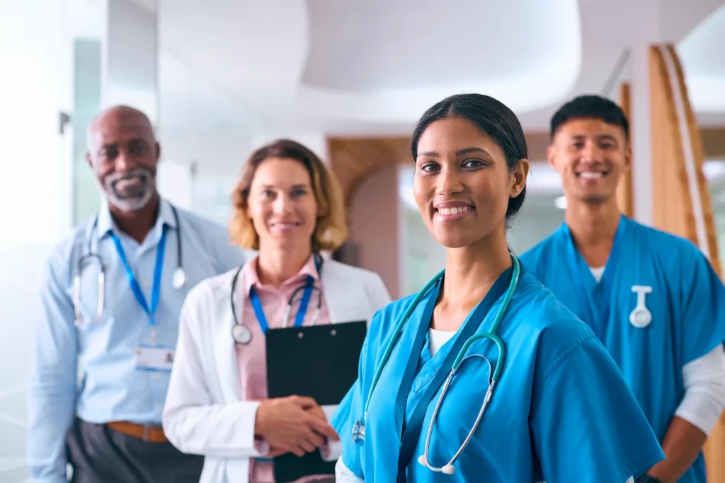 Profesionales médicos y enfermeros titulados listos para programas de patrocinio hospitalario en los Estados Unidos.