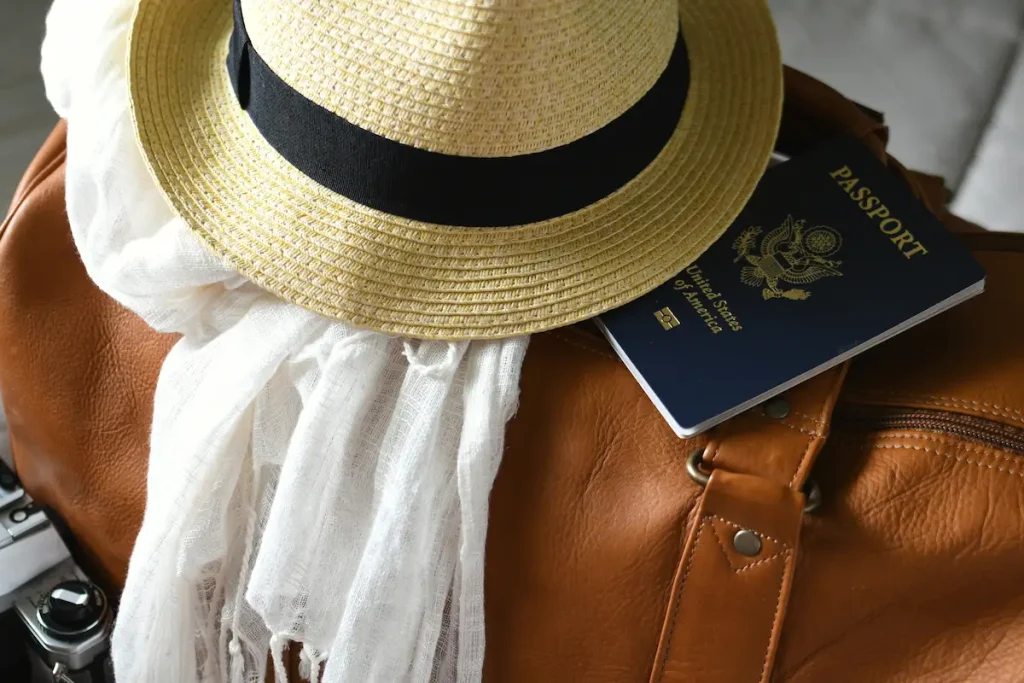 Pasaporte estadounidense y bolso de viaje para un viaje internacional con visa de turista.